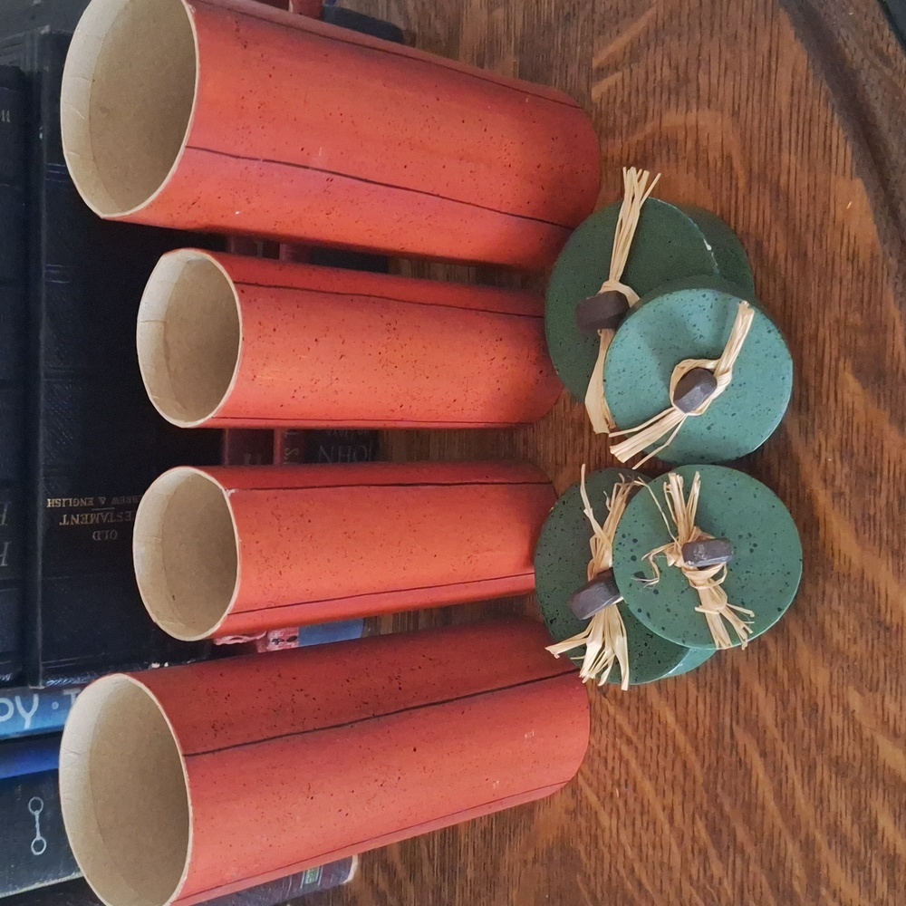 Lot Of 4 Holloween folk art painted treat containers - Picture 6 of 8